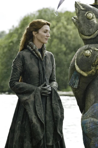 Woman black dress statue bird - a statue free wallpaper