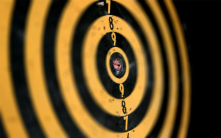Bullseye black background yellow circles - focus free wallpaper