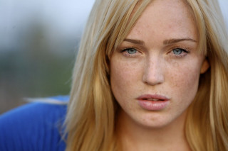 Woman freckled hair blue eyes - de stijl free wallpaper