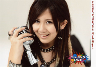 Woman holding cell phone smiling 2 - fei danxu free wallpaper