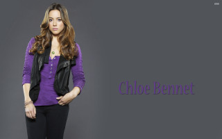 Woman purple shirt black pants - a purple shirt free wallpaper