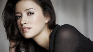 Woman blacktop longhair posing portrait - a black top free wallpaper