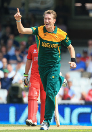 Man green yellow uniform running - andrew bell free wallpaper