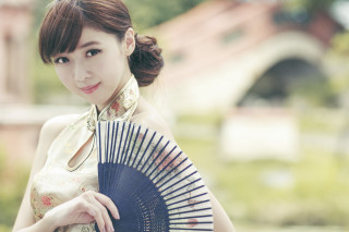 Woman dress fan smiling camera - a woman in a dress holding free wallpaper