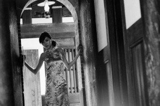 Woman dress doorway hands hips - a woman in a dress free wallpaper