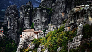 Small house cliff mountains trees - a small house free wallpaper