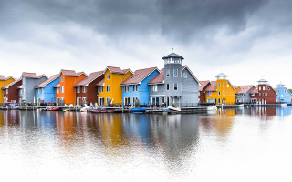 Houses lake dock boats cloudy - de stijl free wallpaper