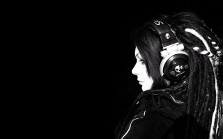 Woman dreadlocks headphones looking away 2 - felixkelly free wallpaper for desktop