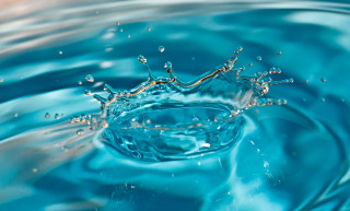 Blue water droplet white background - blue background free wallpaper