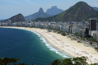Beach crowd mountains buildings scenery - panoramic view free wallpaper
