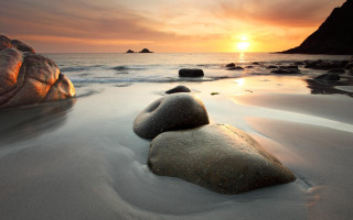 Rocks sand water sunset background - a jigsaw puzzle free wallpaper for desktop