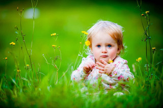 Little girl serious grass hands - a little girl free wallpaper