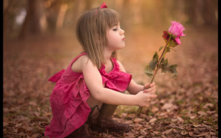 Little girl pink dress holding - a little girl free wallpaper