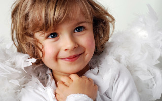 Little girl white shirt feathers - a little girl free wallpaper
