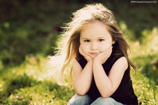 Little girl grass hands chin - a little girl free wallpaper