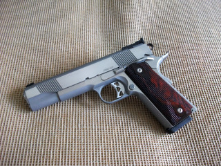 Gun cloth black handle red - a cloth free wallpaper