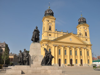 Large yellow building statues clock - ferenc joachim free wallpaper