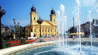 Fountain water clock tower building - it in front free wallpaper