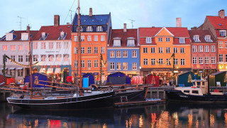 Boat docked harbor buildings christmas - building free wallpaper