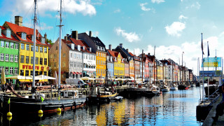 Boats buildings river sky background - a row of buildings free wallpaper