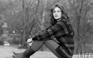 Woman sitting park legs crossed - the ground in a park free wallpaper