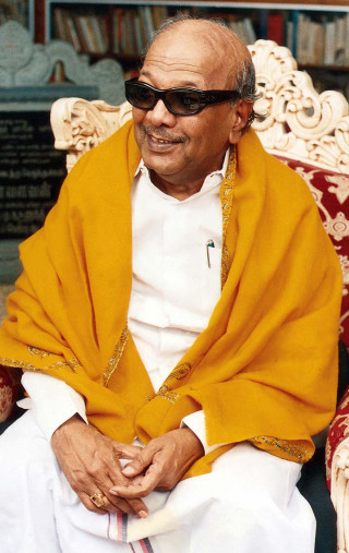 Man yellow shawl sunglasses bookcase - ella guru free wallpaper