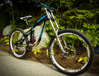 Bike rock flowers garden night - frame free wallpaper