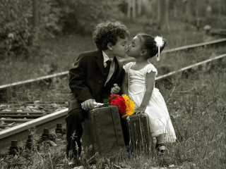 Young boy girl kissing train 2 - romantic free wallpaper