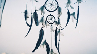 Dream catcher feathers sky background - florianne becker free wallpaper