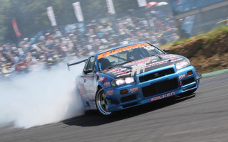 Blue car smoke race track - a crowd watching free wallpaper