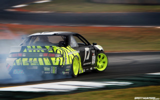 Car yellow wheels smoke track - a track free wallpaper