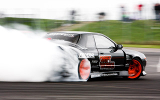 Car smoke tires track people - tire free wallpaper