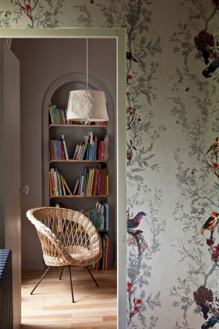 Room bookshelf chair bird pattern - a bookcase free wallpaper