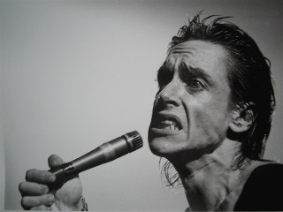 Man screaming hair dryer blackwhite - enzo cucchi free wallpaper