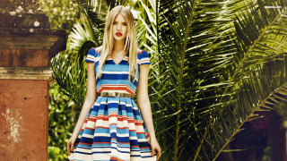 Woman colorful dress palm tree 2 - a red lip free wallpaper