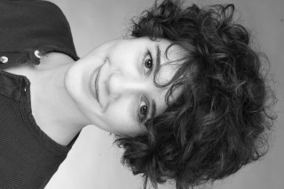 Woman short curly hair smiling - anna findlay free wallpaper