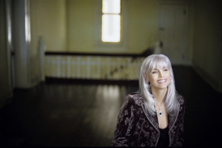 Woman white hair room door - white hair free wallpaper