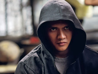 Man hoodie serious look camera - a man in a hoodie free wallpaper