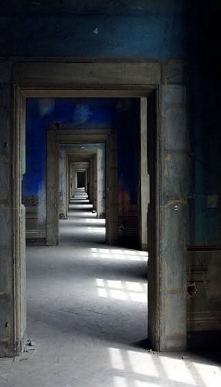 Hallway clock wall floor middle - andreas gursky free wallpaper