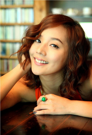 Red haired woman smiling table - byeon sangbyeok free wallpaper