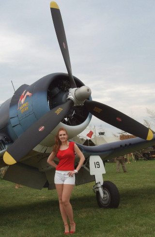 Woman plane grass field number - a number free wallpaper