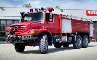 Red fire truck fuenwein building - front view free wallpaper