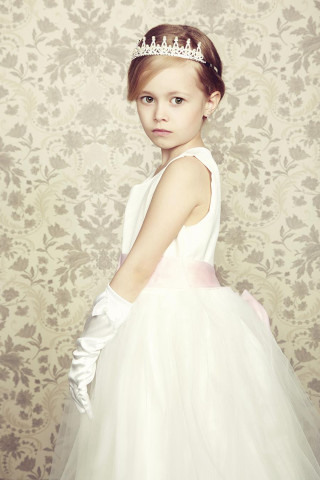 Little girl white dress tiara - a little girl free wallpaper