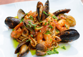 Pasta clams shrimp wooden table - alesso baldovinetti free wallpaper