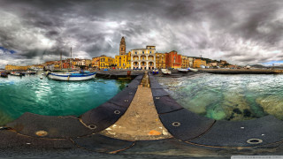 City water boats cloudy sky - a picture of a city free wallpaper