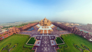 Large building lawn pond middle - ultra wide angle free wallpaper