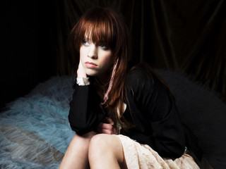 Woman red hair bed white - her knee free wallpaper