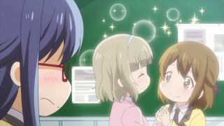Two girls blackboard bubbles looking - bian shoumin free wallpaper