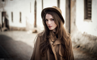 Woman brown coat hat portrait - a white wall free wallpaper