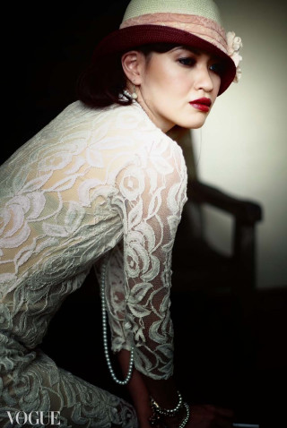 Woman hat dress posing dark - art deco free wallpaper